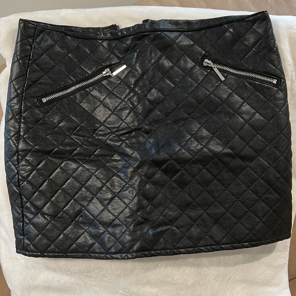 H&M black faux leather mini skirt, zips in the back, fake front pockets, NWT
